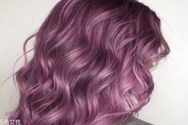 卷發(fā)比直發(fā)顯老嗎 選對發(fā)型很關(guān)鍵 卷發(fā)比直發(fā)顯老嗎 選對發(fā)型很關(guān)鍵