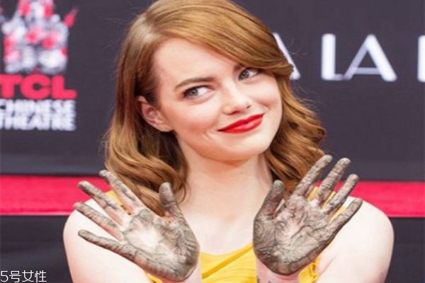 卷發(fā)比直發(fā)顯老嗎 選對發(fā)型很關(guān)鍵 卷發(fā)比直發(fā)顯老嗎 選對發(fā)型很關(guān)鍵