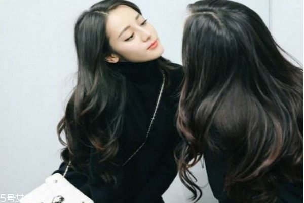 卷發(fā)比直發(fā)顯老嗎 選對發(fā)型很關(guān)鍵 卷發(fā)比直發(fā)顯老嗎 選對發(fā)型很關(guān)鍵