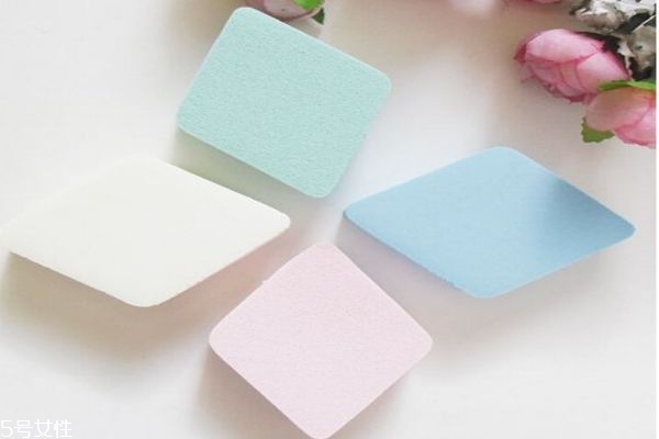 第一次用粉撲要洗嗎 粉撲大概多久要換一個呢 第一次用粉撲要洗嗎 粉撲大概多久要換一個呢