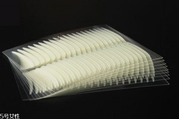 貼雙眼皮貼需要注意什么 雙眼皮貼的種類有什么 貼雙眼皮貼需要注意什么 雙眼皮貼的種類有什么