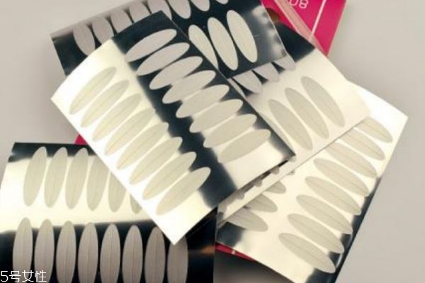 貼雙眼皮貼需要注意什么 雙眼皮貼的種類有什么 貼雙眼皮貼需要注意什么 雙眼皮貼的種類有什么