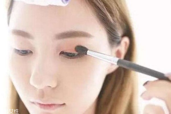 單眼皮如何花眼影呢 內(nèi)雙如何畫眼影 單眼皮如何花眼影呢 內(nèi)雙如何畫眼影