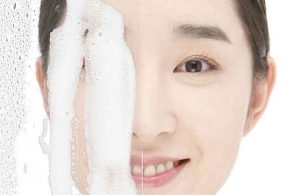 夏季怎么用護(hù)膚品順序 夏季正確護(hù)膚順序 夏季怎么用護(hù)膚品順序 夏季正確護(hù)膚順序