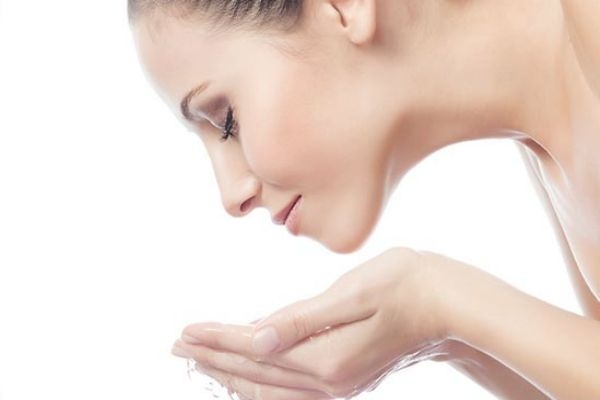 護(hù)膚后臉上黏黏的怎么辦 護(hù)膚品涂在臉上黏黏的原因 護(hù)膚后臉上黏黏的怎么辦 護(hù)膚品涂在臉上黏黏的原因