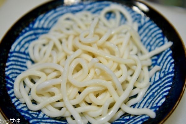 什么是烏冬面 烏冬面有什么好處呢 什么是烏冬面 烏冬面有什么好處呢