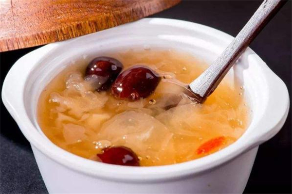 銀耳湯放紅糖還是冰糖好 銀耳湯可以放紅糖嗎 銀耳湯放紅糖還是冰糖好 銀耳湯可以放紅糖嗎
