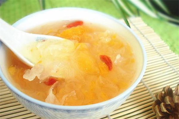 銀耳湯放紅糖還是冰糖好 銀耳湯可以放紅糖嗎 銀耳湯放紅糖還是冰糖好 銀耳湯可以放紅糖嗎