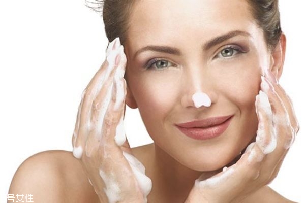 護(hù)膚后臉上黏黏的怎么辦 護(hù)膚品涂在臉上黏黏的原因 護(hù)膚后臉上黏黏的怎么辦 護(hù)膚品涂在臉上黏黏的原因