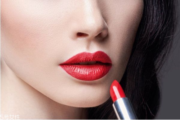 唇彩和口紅先涂哪個 簡單涂口紅的正確方法 唇彩和口紅先涂哪個 簡單涂口紅的正確方法