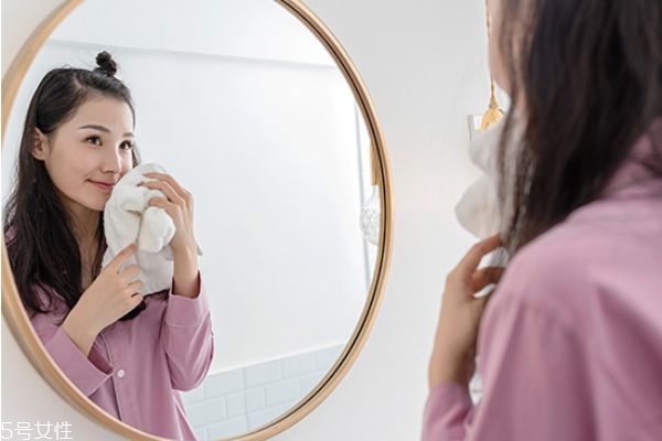 夏季怎么用護(hù)膚品順序 夏季正確護(hù)膚順序 夏季怎么用護(hù)膚品順序 夏季正確護(hù)膚順序