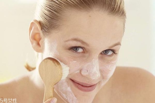 護(hù)膚后臉上黏黏的怎么辦 護(hù)膚品涂在臉上黏黏的原因 護(hù)膚后臉上黏黏的怎么辦 護(hù)膚品涂在臉上黏黏的原因