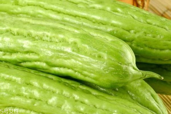 苦瓜有什么功效呢 苦瓜的做法有什么 苦瓜有什么功效呢 苦瓜的做法有什么