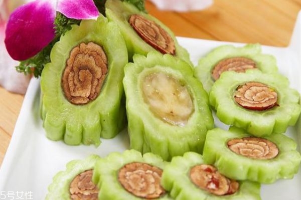 苦瓜有什么功效呢 苦瓜的做法有什么 苦瓜有什么功效呢 苦瓜的做法有什么