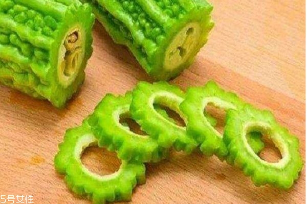 苦瓜有什么功效呢 苦瓜的做法有什么 苦瓜有什么功效呢 苦瓜的做法有什么