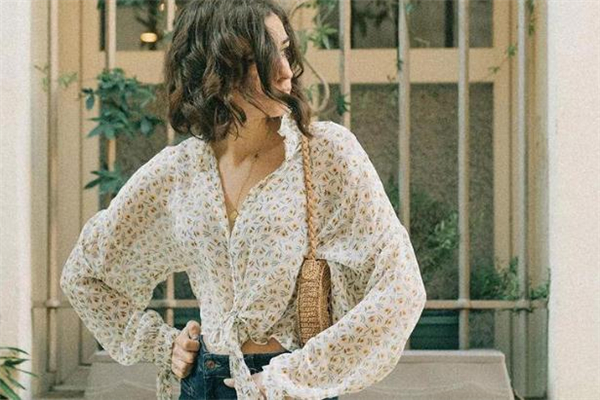 肩膀窄的女生適合穿什么 肩膀窄怎么穿衣服好看 肩膀窄的女生適合穿什么 肩膀窄怎么穿衣服好看