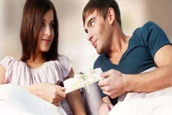 該不該看伴侶的手機呢 結婚在不在乎門當戶對呢 該不該看伴侶的手機呢 結婚在不在乎門當戶對呢