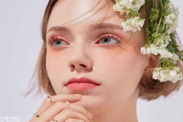 化妝海綿要浸水嗎 怎么用化妝海綿上妝 化妝海綿要浸水嗎 怎么用化妝海綿上妝