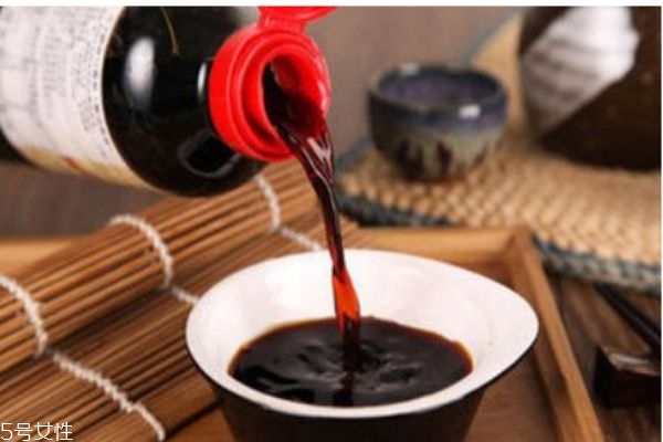 醬油有什么作用呢 醬油吃多了會(huì)變黑嗎