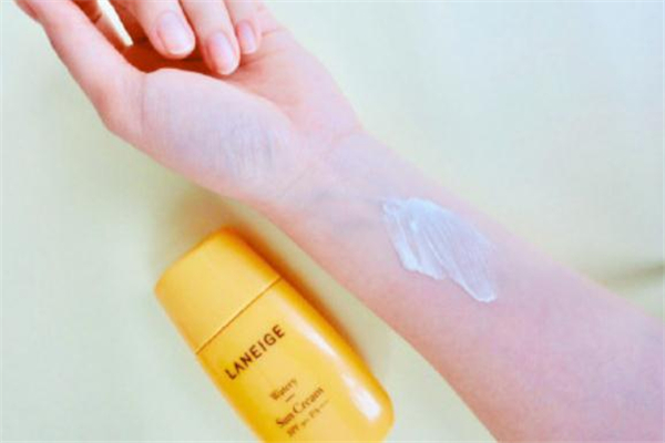 蘭芝朝露防曬霜和柔霧防曬霜區(qū)別 蘭芝朝露好還是柔霧好 蘭芝朝露防曬霜和柔霧防曬霜區(qū)別 蘭芝朝露好還是柔霧好