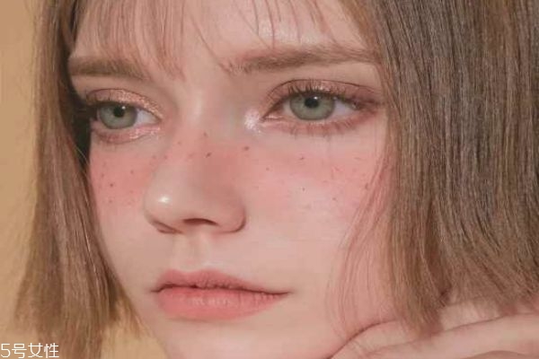 化妝海綿要浸水嗎 怎么用化妝海綿上妝 化妝海綿要浸水嗎 怎么用化妝海綿上妝