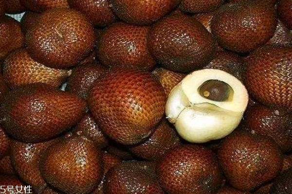 蛇皮果是什么水果呢 蛇皮果應(yīng)該怎么吃呢 蛇皮果是什么水果呢 蛇皮果應(yīng)該怎么吃呢