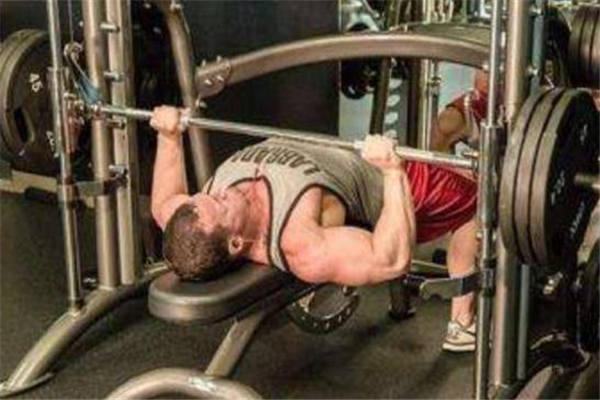 史密斯臥推能練出胸肌嗎 史密斯臥推效果好嗎 史密斯臥推能練出胸肌嗎 史密斯臥推效果好嗎