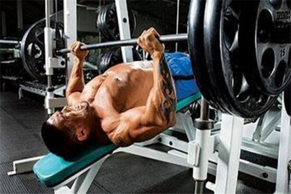 史密斯臥推能練出胸肌嗎 史密斯臥推效果好嗎 史密斯臥推能練出胸肌嗎 史密斯臥推效果好嗎