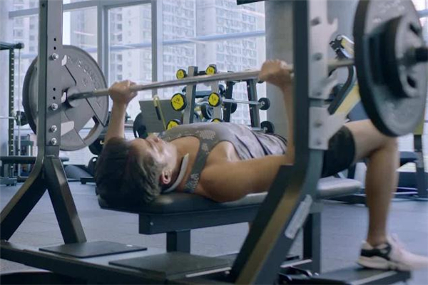 減脂和力量訓(xùn)練可以同時進(jìn)行嗎 先減脂還是先力量訓(xùn)練