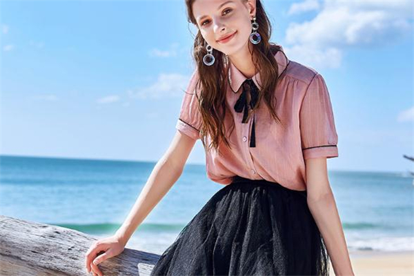 粉色襯衫怎么搭配 粉色襯衫時(shí)髦穿搭