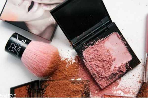腮紅刷和散粉刷一樣嗎 腮紅刷與散粉刷區(qū)分 腮紅刷和散粉刷一樣嗎 腮紅刷與散粉刷區(qū)分