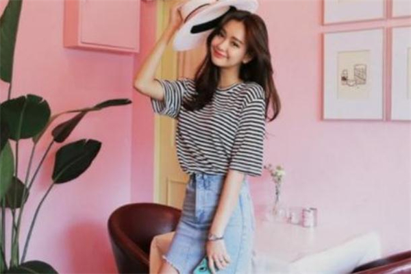 條紋t恤配什么裙子好看 條紋t恤百變穿搭 條紋t恤配什么裙子好看 條紋t恤百變穿搭