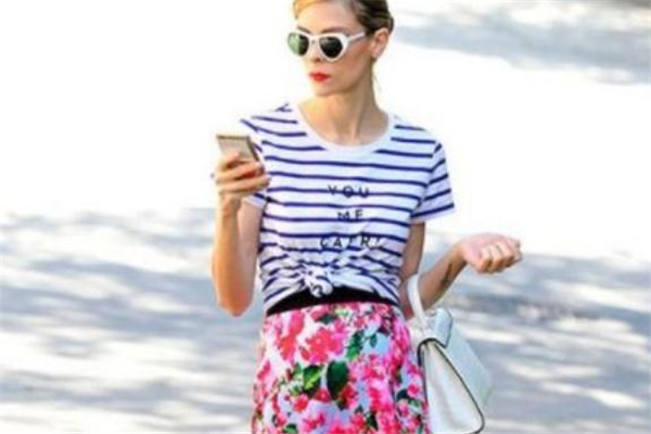 條紋t恤配什么裙子好看 條紋t恤百變穿搭 條紋t恤配什么裙子好看 條紋t恤百變穿搭