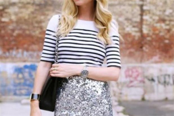 條紋t恤配什么裙子好看 條紋t恤百變穿搭 條紋t恤配什么裙子好看 條紋t恤百變穿搭