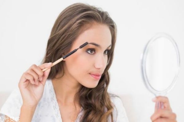 愛(ài)出油的皮膚怎么化妝 油性皮膚化妝的正確步驟