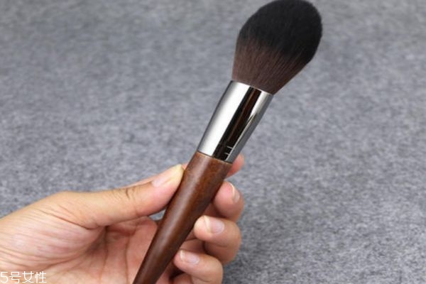 腮紅刷選什么形狀的 腮紅刷怎么選 腮紅刷選什么形狀的 腮紅刷怎么選