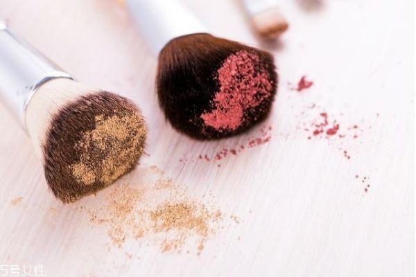 愛(ài)出油的皮膚怎么化妝 油性皮膚化妝的正確步驟