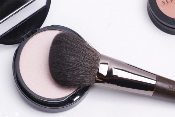 腮紅刷選什么形狀的 腮紅刷怎么選 腮紅刷選什么形狀的 腮紅刷怎么選