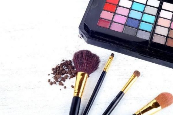 愛(ài)出油的皮膚怎么化妝 油性皮膚化妝的正確步驟