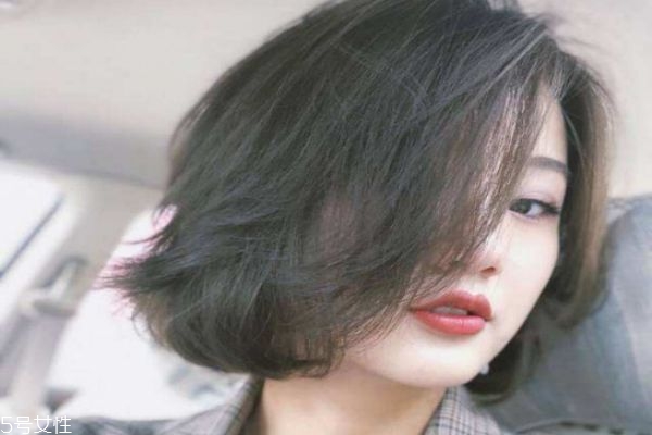 悶青色適合什么膚色 悶青色頭發(fā)弄什么發(fā)型好看 悶青色適合什么膚色 悶青色頭發(fā)弄什么發(fā)型好看