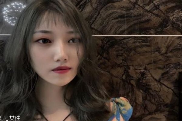 青灰色頭發(fā)掉色成什么顏色 青色頭發(fā)褪色后圖片 青灰色頭發(fā)掉色成什么顏色 青色頭發(fā)褪色后圖片