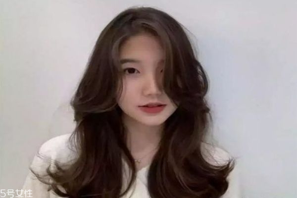 中長發(fā)配什么卷好看 好看的中長發(fā)卷發(fā)發(fā)型