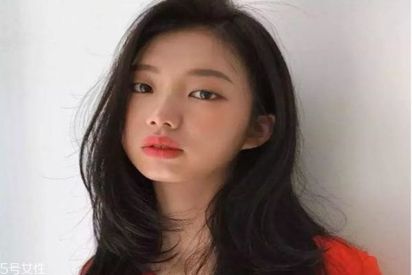 中長發(fā)配什么卷好看 好看的中長發(fā)卷發(fā)發(fā)型