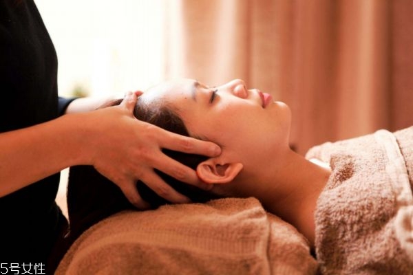 精油開背的功效 精油開背的注意事項 精油開背的功效 精油開背的注意事項