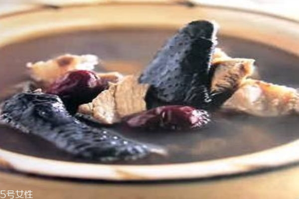 烏雞湯要怎么做呢 烏雞湯有什么營(yíng)養(yǎng)呢 烏雞湯要怎么做呢 烏雞湯有什么營(yíng)養(yǎng)呢