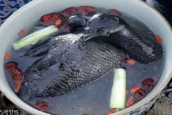 烏雞湯要怎么做呢 烏雞湯有什么營(yíng)養(yǎng)呢 烏雞湯要怎么做呢 烏雞湯有什么營(yíng)養(yǎng)呢