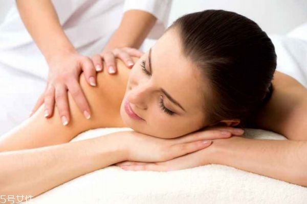 精油開背的功效 精油開背的注意事項 精油開背的功效 精油開背的注意事項