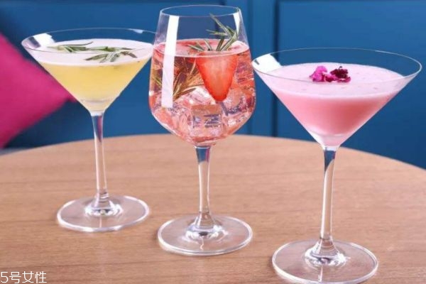 什么是雞尾酒呢 雞尾酒是怎么調的呢 什么是雞尾酒呢 雞尾酒是怎么調的呢