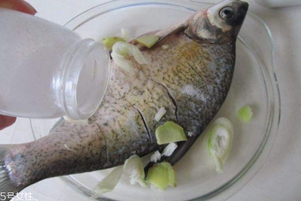 鳊魚是什么魚呢 鳊魚有什么營養(yǎng)價值呢 鳊魚是什么魚呢 鳊魚有什么營養(yǎng)價值呢