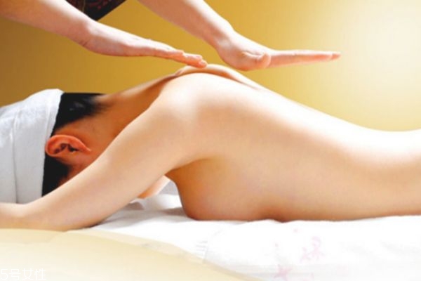 精油開(kāi)背后可以洗澡嗎 開(kāi)完背后多久可以洗澡 精油開(kāi)背后可以洗澡嗎 開(kāi)完背后多久可以洗澡